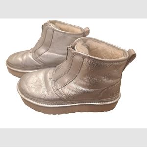 UGG Women's Neumel Platform Zip Shine Ankle Chukka Boots Silver Metallic Size 9